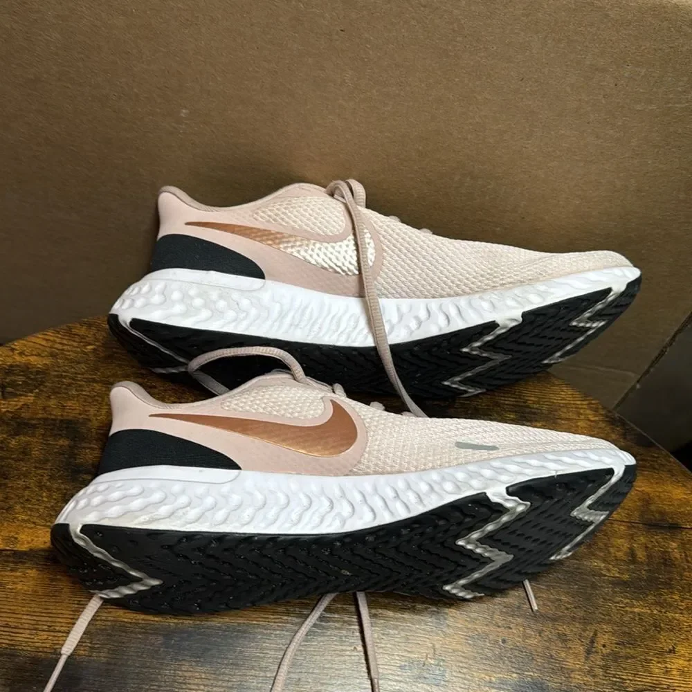 Nike Revolution 5 Barely Rose Running Sneakers BQ3207-600 Women's Size US‎ 8